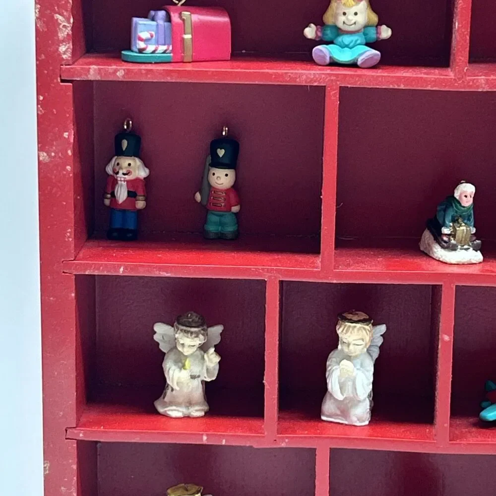 Vintage Enesco Santa Shadowbox Wall‎ Hanger With 20 Tiny Figurines